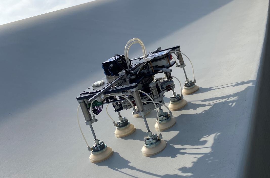 Blade Robot side view with pneumatic legs on a turbine blade